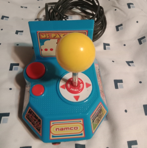 2004 Ms. Pac-Man 5 in 1 Plug and Play Video Game Namco by Jakks - Picture 2 of 3